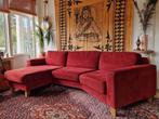 Donkerrode bank met hoek en chaise longue op houten pootjes, Huis en Inrichting, Banken | Sofa's en Chaises Longues, Ophalen of Verzenden