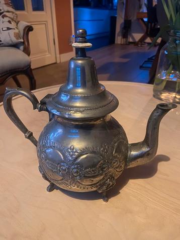 Antieke stijl verzilverde theepot met gravering beschikbaar voor biedingen