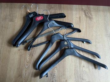 6 kledinghangers  beschikbaar voor biedingen