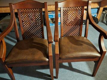 Twee stoelen. Gratis ophalen  beschikbaar voor biedingen