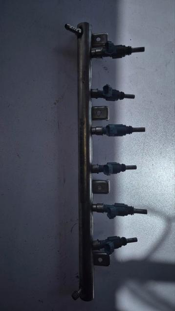 VW Golf 5 R32 Injectorrail beschikbaar voor biedingen