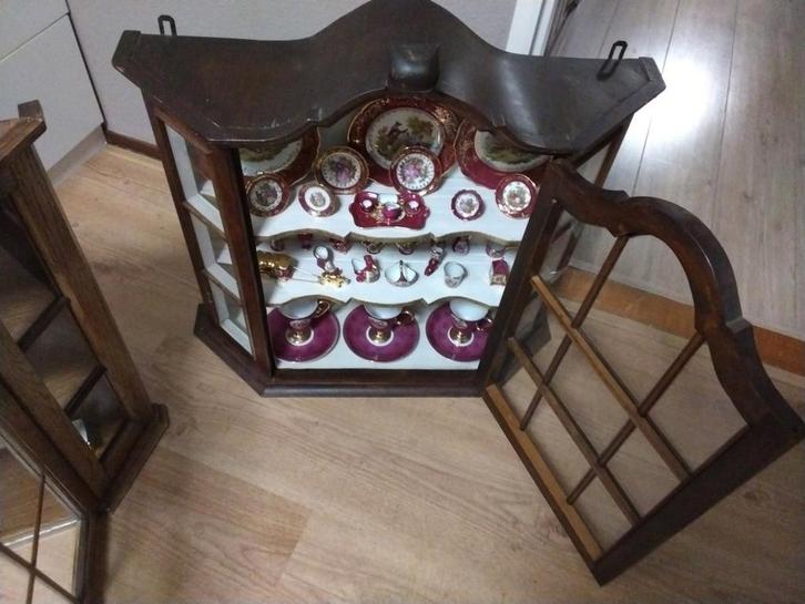 29 Franse limoges porselein gevuld in een vitrine kastje, Huis en Inrichting, Kasten | Vitrinekasten, Zo goed als nieuw, Minder dan 100 cm