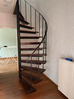 Dubbele halfronde ijzeren trap met hardhouten treden, Doe-het-zelf en Verbouw, Ladders en Trappen, Ophalen of Verzenden, Zo goed als nieuw