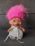 Jaren '90 TROL met roze haar en mooi jurkje. 15 cm, Ophalen of Verzenden, Overige figuren, Zo goed als nieuw, Beeldje of Figuurtje