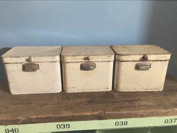 3 prachtige bakkersblikken met mooie authentieke knopjes beschikbaar voor biedingen