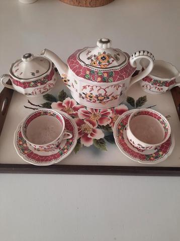 Vintage Engels theeservies met bloemenmotief beschikbaar voor biedingen