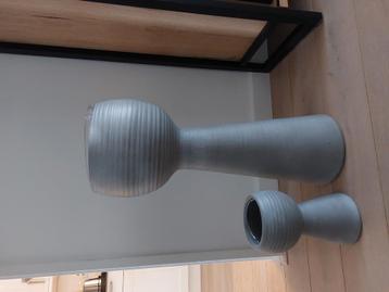 2 bloempotten/vazen 1 van 70 cm hoog en 1 van 30 cm  beschikbaar voor biedingen
