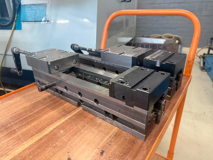 2x Hydraulische machineklem, Zakelijke goederen, Machines en Bouw | Metaalbewerking, Ophalen