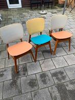 3 retro   keukenstoelen  2  gaatjes in 2 stoelen  heel klein, Ophalen of Verzenden, Zo goed als nieuw, Eén