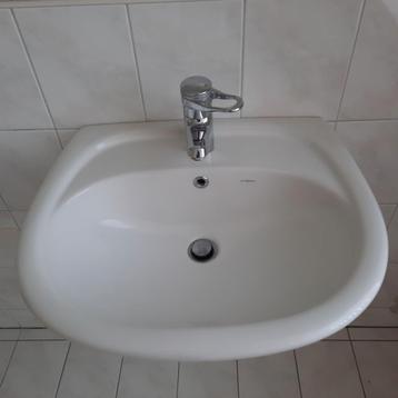 Gratis af te halen: wastafel ca 60 cm breed

Kleur crème / g beschikbaar voor biedingen