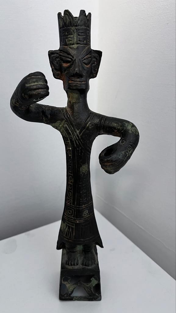 Bronzen figuur uit de Sanxingdui-cultuur in China, Antiek en Kunst, Kunst | Beelden en Houtsnijwerken, Ophalen of Verzenden