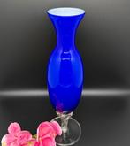 Kobalt blauwe glazen vaas op heldere gedraaide voet - SL3, Huis en Inrichting, Woonaccessoires | Vazen, Minder dan 50 cm, Verzenden