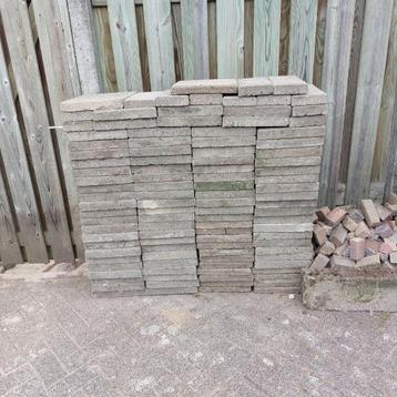 Trotroirtegels, Betonklinkers, betontegels, betonbandjes beschikbaar voor biedingen