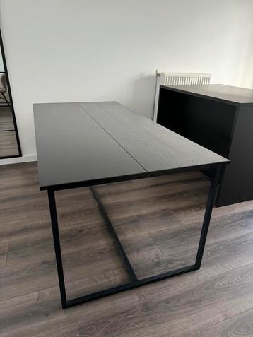 Zwarte eettafel met stalen frame zwart beschikbaar voor biedingen