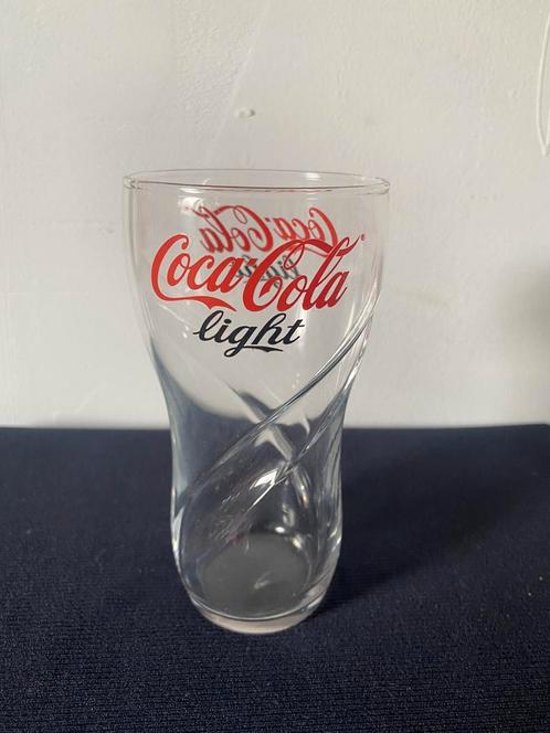 Coca-cola light glas met voelbare draai. Hoogte 14,5 cm., Verzamelen, Glas en Borrelglaasjes, Zo goed als nieuw, Frisdrankglas