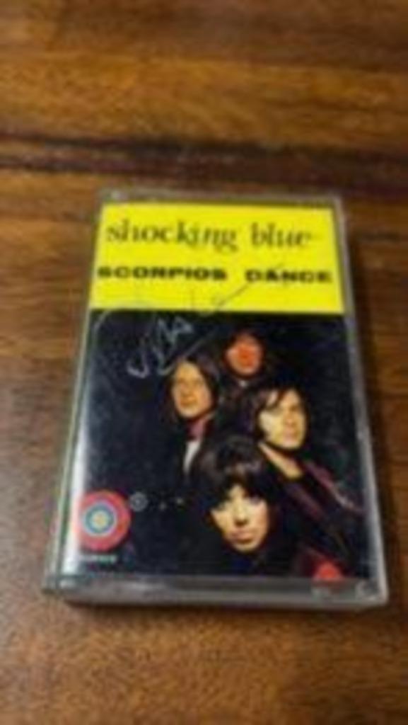 Shocking Blue Scorpio's dance cassette boekje Robbie signed, Verzamelen, Muziek, Artiesten en Beroemdheden, Zo goed als nieuw