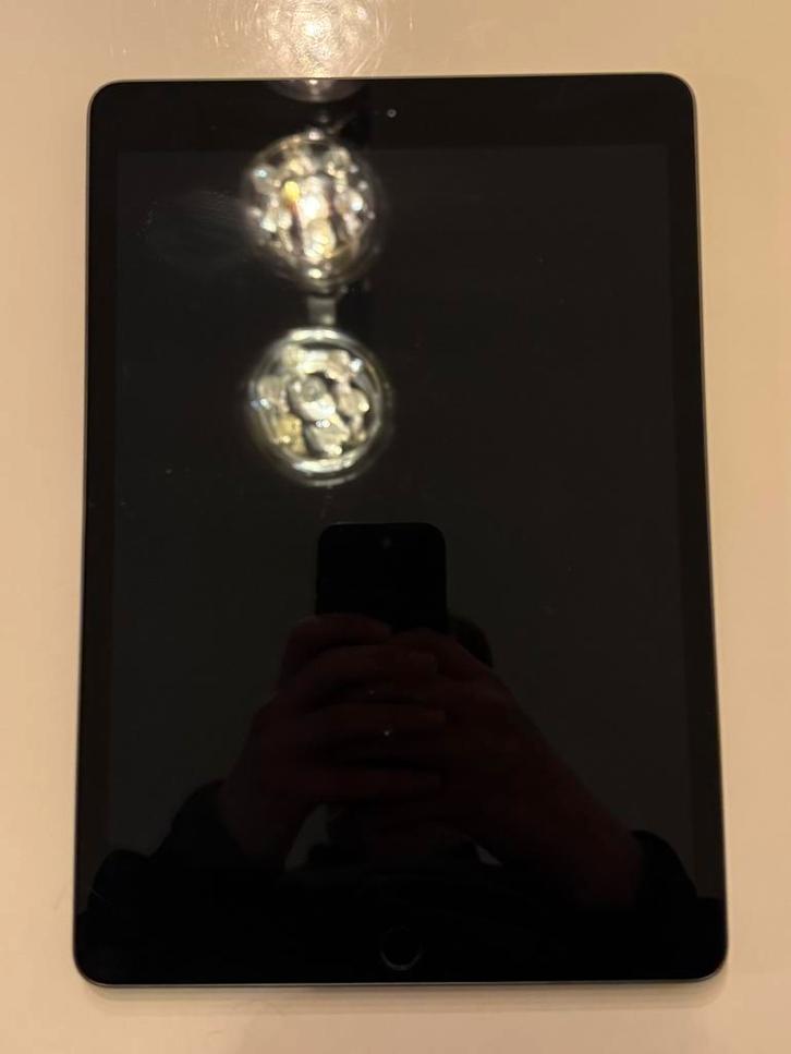 Ipad 8e generatie (met hoesje €120) (zonder hoesje €110), Computers en Software, Apple iPads, Zo goed als nieuw, Apple iPad, Wi-Fi