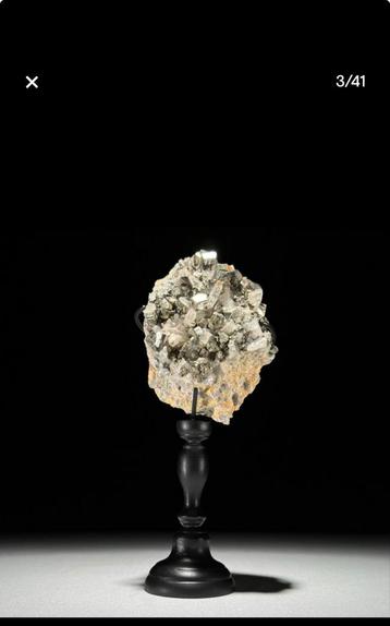 Prachtig Pyriet Cluster op Standaard - 1800 gram beschikbaar voor biedingen