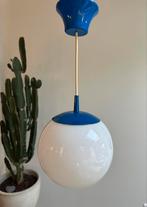 Vintage jaren 80 Woja hanglamp bol opaline glas met blauw, Huis en Inrichting, Ophalen of Verzenden, Zo goed als nieuw, Glas, Minder dan 50 cm