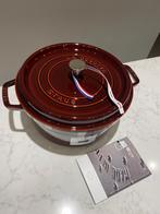 Staub la cocotte 26 cm Grenadine NIEUW nooit gebruikt, Keramische plaat, Nieuw, Koekenpan of Braadpan, Ophalen of Verzenden