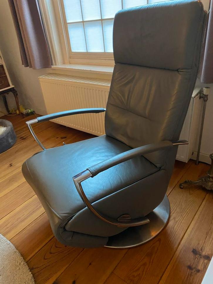 Grijze leren relaxfauteuil - draaibaar, Huis en Inrichting, Fauteuils, Gebruikt, Leer, 75 tot 100 cm, Ophalen
