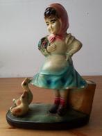 Meisje met ganzen antiek beeldje uit België 24 cm. uit 1900.