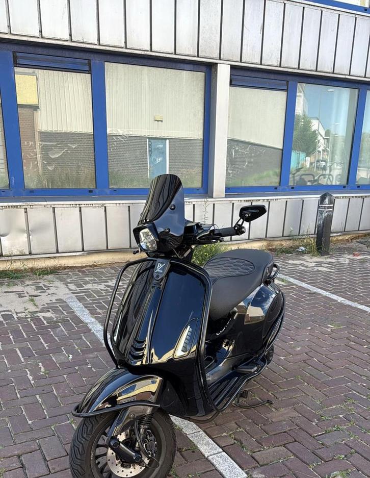 Vespa sprint 2020 80cc Akrapovic Full option, Fietsen en Brommers, Scooters | Vespa, Zo goed als nieuw, Overige modellen, Benzine
