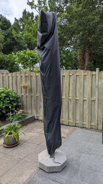 Parasol met hoes en verzwaarde voet beschikbaar voor biedingen