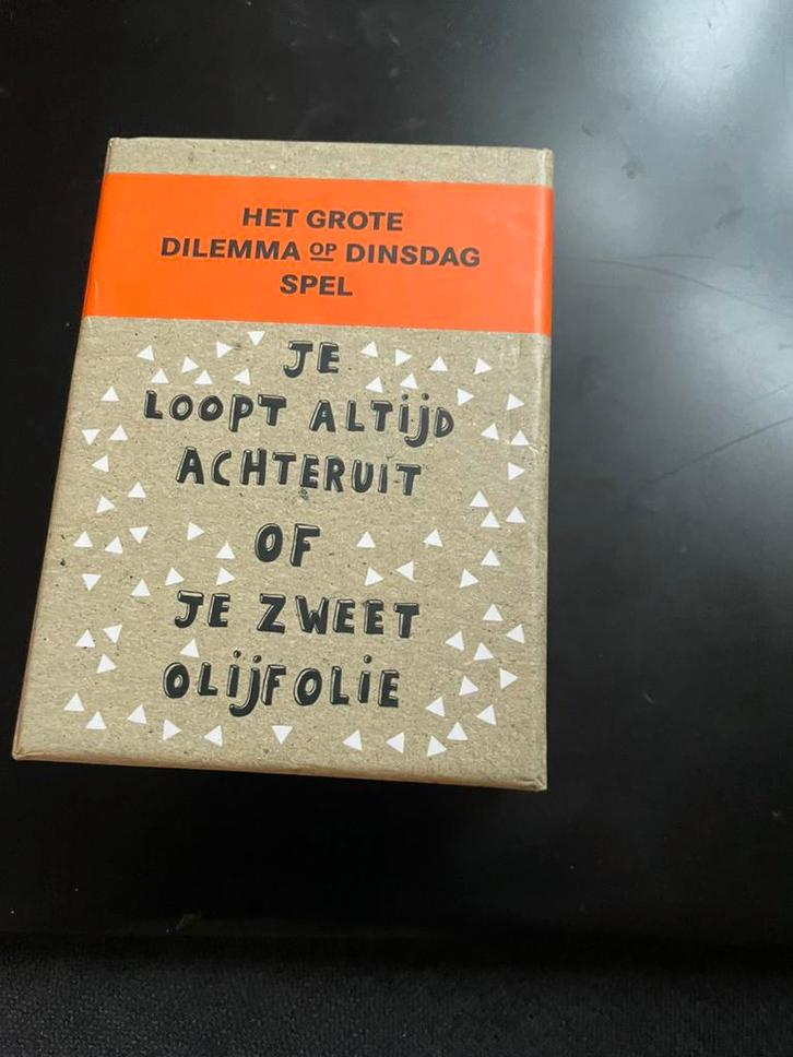 Dilemma op Dinsdag - Het grote dilemma op dinsdag spel, Hobby en Vrije tijd, Gezelschapsspellen | Kaartspellen, Zo goed als nieuw