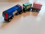 Brio Goederentrein met 2 goedere wachons: gas en motorblok., Ophalen of Verzenden, Zo goed als nieuw