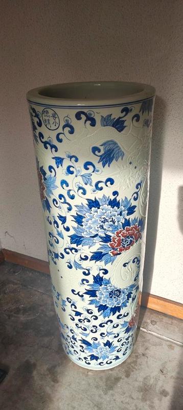 Authentieke Chinese handgeschilderde relief vaas beschikbaar voor biedingen