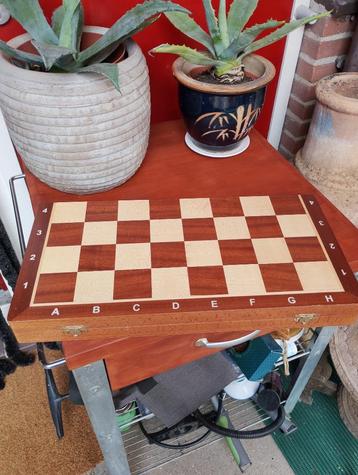 Vintage houten schaakbord en stukken in kist beschikbaar voor biedingen