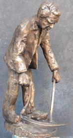 Boer met zeis. Zwaar bronzen sculptuur. CeHaVe. 18 cm., Ophalen, Zo goed als nieuw, Mens