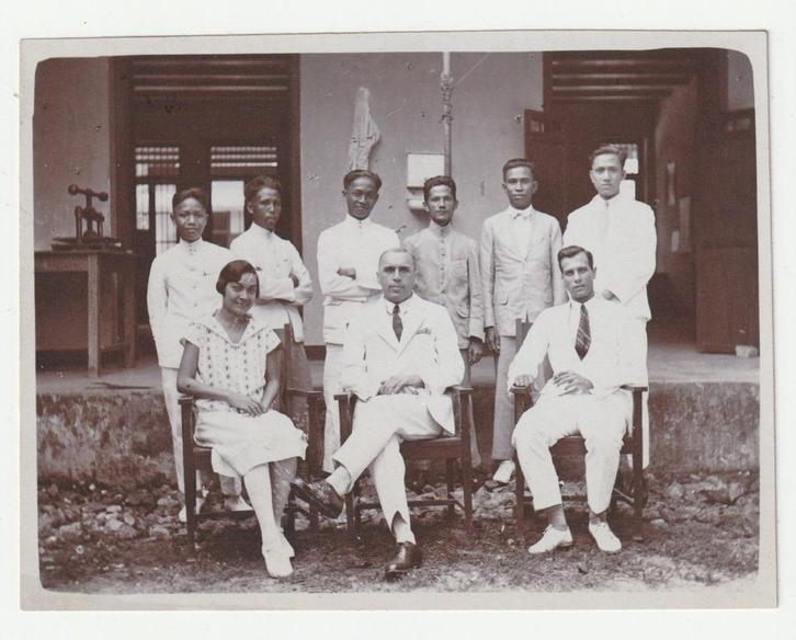 Foto gezin Nederlands-Indië met personeel ?, Verzamelen, Foto's en Prenten, Gebruikt, Foto, Overige onderwerpen, Voor 1940, Verzenden