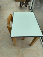 Kindertafel met stoel. Zware kwaliteit.Merk: Marko, Ophalen, Gebruikt