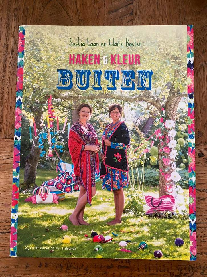 Saskia Laan - Haken & Kleur buiten, Hobby en Vrije tijd, Breien en Haken, Zo goed als nieuw, Haken, Patroon of Boek, Ophalen of Verzenden