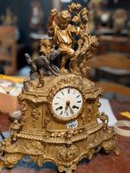 Antieke Franse vuurvergulde bronzen pendule 41 cm hoog. €195, Antiek en Kunst, Antiek | Klokken, Ophalen