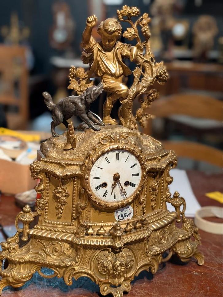 Antieke Franse vuurvergulde bronzen pendule 41 cm hoog. €195, Antiek en Kunst, Antiek | Klokken, Ophalen