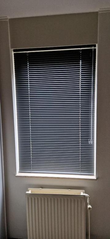 Te koop jaloezie beschikbaar voor biedingen