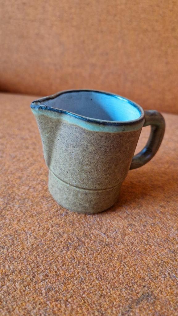 Lucie Q Bakker schenkkannetje bruin/groen, Antiek en Kunst, Antiek | Keramiek en Aardewerk, Ophalen of Verzenden
