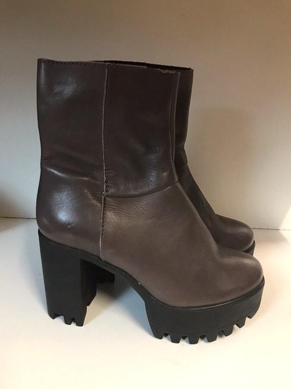 Taupe leren plateau laarzen - Nieuw - voor maar 24,95, Kleding | Dames, Schoenen, Overige kleuren, Lage of Enkellaarzen, Nieuw