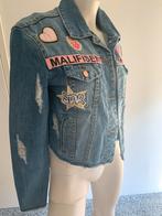 Malifisent jeans jasje. M met leuke embleems, Kleding | Dames, Maat 38/40 (M), Malifisent, Zo goed als nieuw, Verzenden