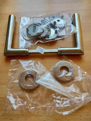 Hoppe RVS deurkruk met rozetten beschikbaar voor biedingen