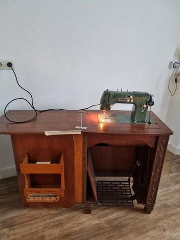 Vintage Vesta Naaimachine met Kast beschikbaar voor biedingen
