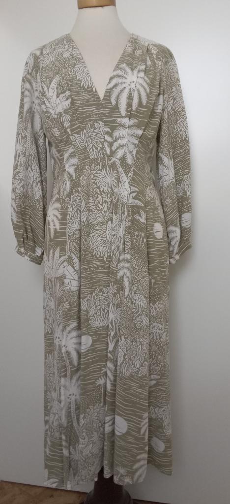 H&M jurk met accent op taille en decolleté, maat M, Kleding | Dames, Jurken, Zo goed als nieuw, Maat 38/40 (M), Groen, Onder de knie