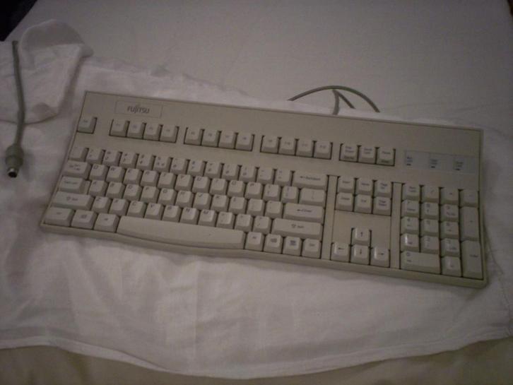 Fujitsu toetsenbord Model PK040857 US Model e-104 PS/2, Computers en Software, Toetsenborden, Gebruikt, Qwerty, Bedraad, Ophalen of Verzenden
