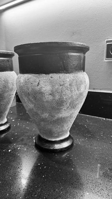 2 aardewerk bloempotten grijs/zwart. 15.- samen beschikbaar voor biedingen