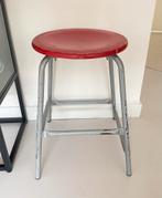 Kruk rood heel stevig, Huis en Inrichting, Barkrukken, 1 kruk, Ophalen, Gebruikt, 60 tot 90 cm