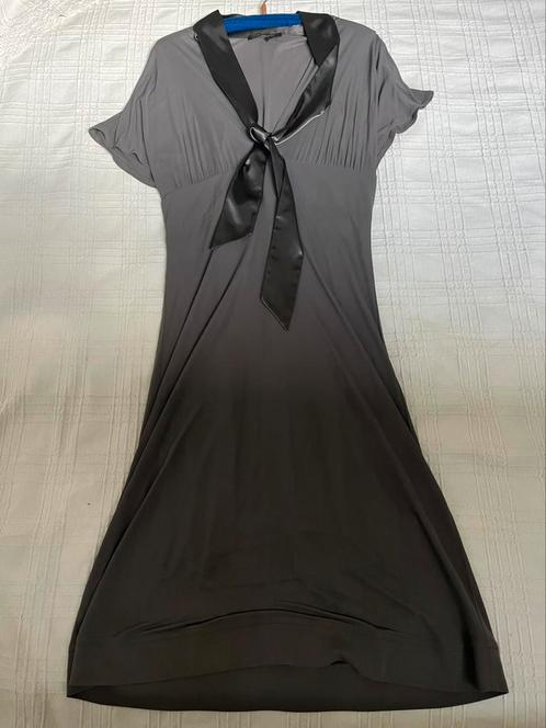 Seventy designjurk met sjaalkraag M, Kleding | Dames, Jurken, Zo goed als nieuw, Maat 38/40 (M), Paars, Onder de knie, Ophalen of Verzenden