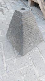 Waterornament / vijverelement pyramide vorm, Ophalen, Gebruikt, Hardsteen, Waterornament